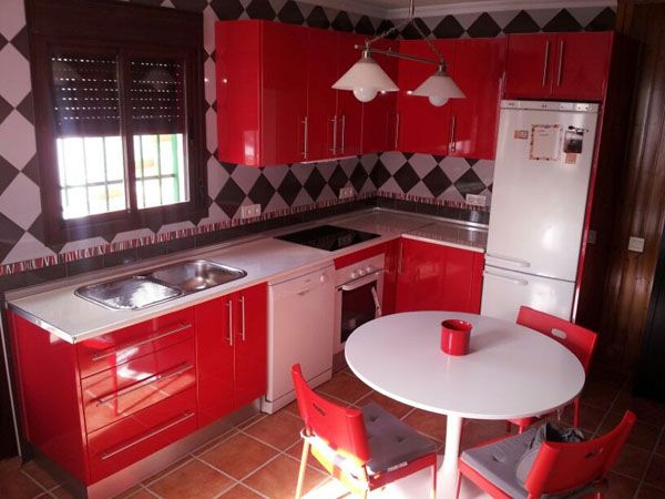 Puertas Hoyo cocina roja